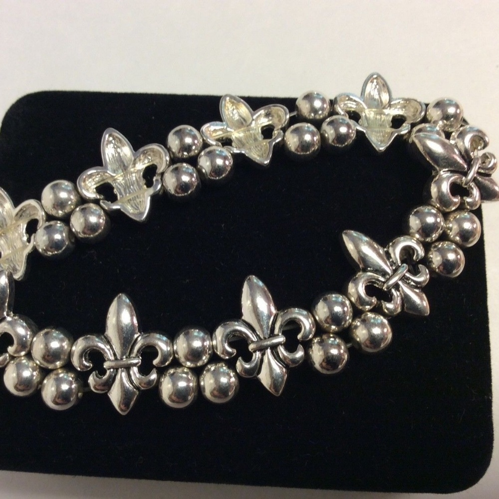 New Anthropologie Le Fleur De Lis bracelet